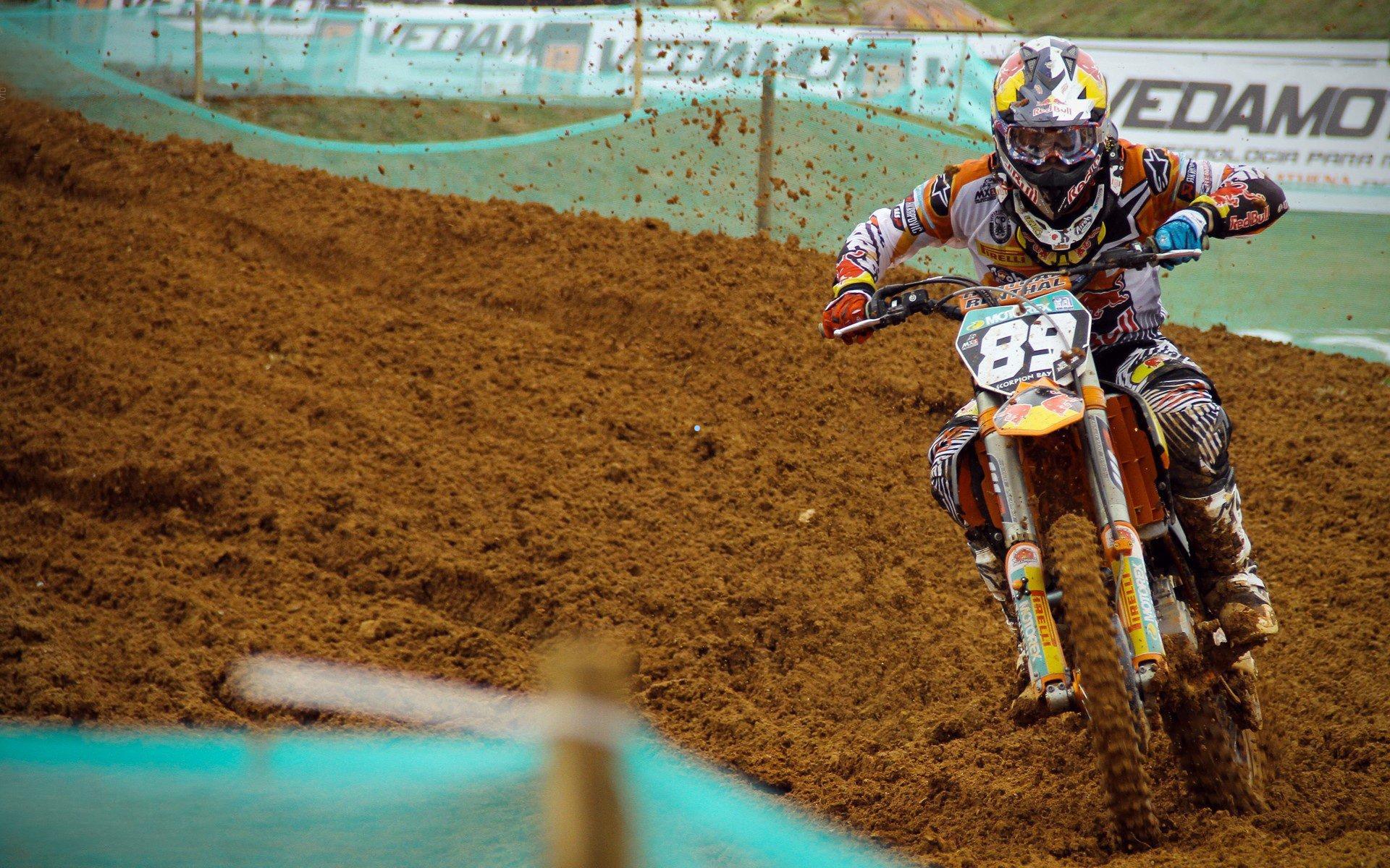 西甲巅峰日，黄潜激斗巴萨，赫罗纳硬撼马竞，皇马坐收渔利